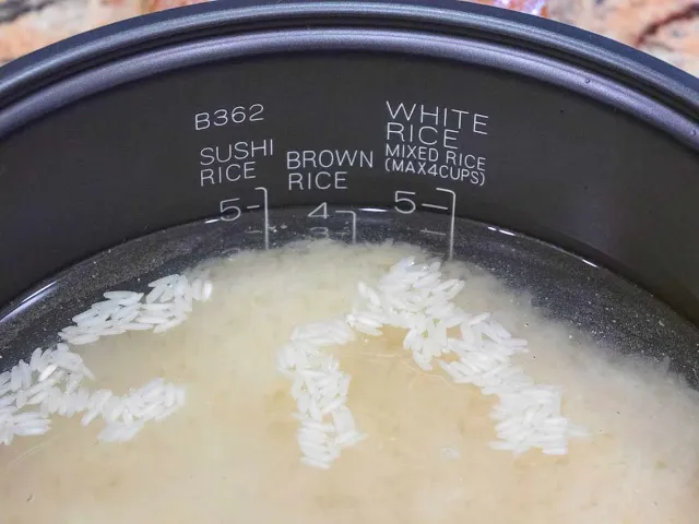 Rice to water ratio in rice cooker