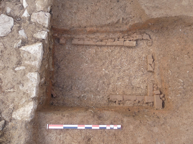 Αρχαιολόγοι ανακάλυψαν ταφές με εκλεκτά γυάλινα αντικείμενα κατά μήκος ρωμαϊκού δρόμου στη Γαλλία