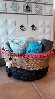 Grande-paniere osier upcycling deco salon salle de bain serviettes pompons