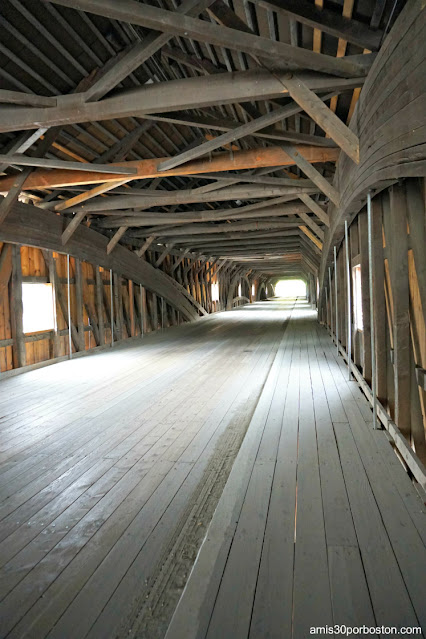 Interior del Bath Covered Bridge en New Hampshire