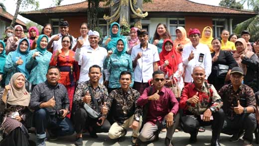 Kader Posyandu Sumbar Berprestasi Kunjungi Posyandu Merak Desa Bona Bali