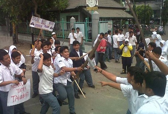 Contoh Gambar Interaksi Sosial Disosiatif - JobsDB