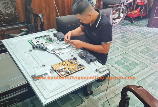 Hình ảnh thực tế Thợ đang sửa tivi xiaomi tại nhà ở Thái Nguyên 2