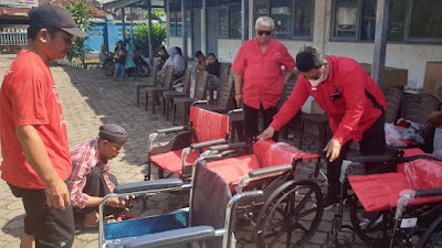 Sambut Hari Disabilitas, Rachmat Hidayat Bagi-Bagi Kursi Roda di Gomong Kota Mataram