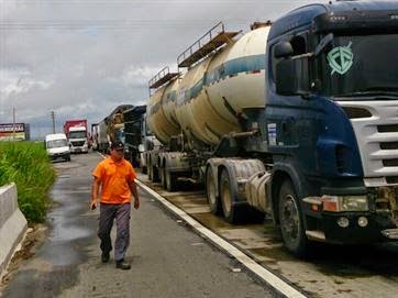 MST faz protesto e interdita BR-101 entre Paraíba e Pernambuco