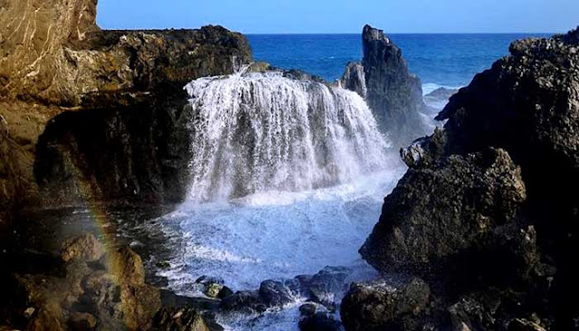 Menikmati Sensasi Air Terjun Asin Di Pantai Nambung