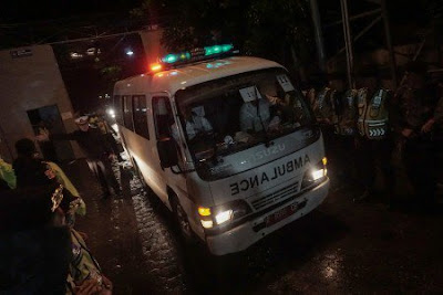 An ambulance carrying the body of one of the executed leaves Nusakambangan.