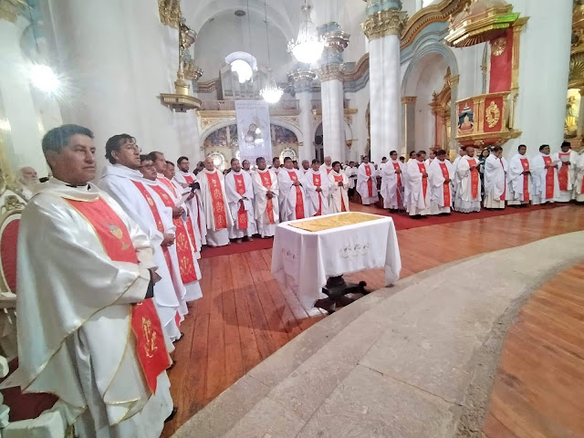 Dienstag war die Chrisammesse in Potosí. Aus pastoralen Gründen wurde es vorgezogen. Am Donnerstag werden alle Priester in ihren Pfarreien sein.