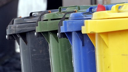 Sinnlos sammeln und sortieren - recycling bins1