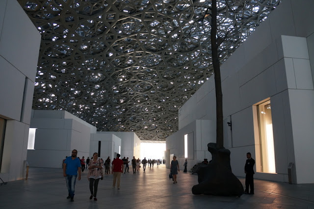 o recém inaugurado Louvre Abu Dhabi