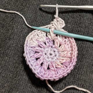 5段目:引き上げ編みと玉編みの段