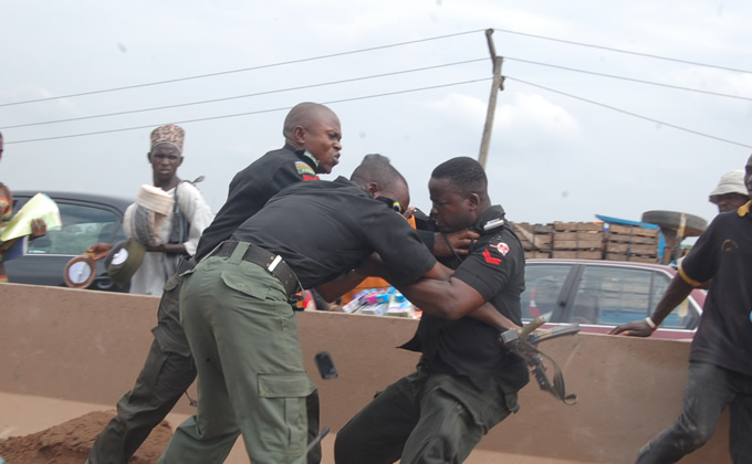 FISTS FOR ALL AS NIGERIAN POLICEMEN FIGHT OVER BRIBE MONEY?