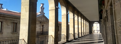 Los Arquillos y la fachada trasera de la Plaza Nueva