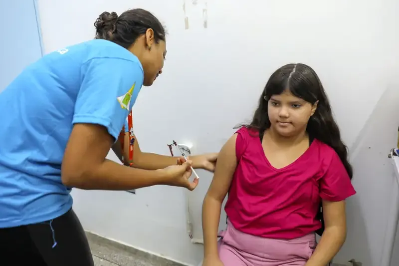 Sofia, de 11 anos, foi levada pela mãe, Marciene Pereira, e além da vacina contra a dengue, ainda recebeu o imunizante contra a meningite | Fotos: Paulo H Carvalho/Agência Brasília