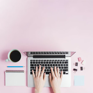 mulher digitando em computador sobre a mesa