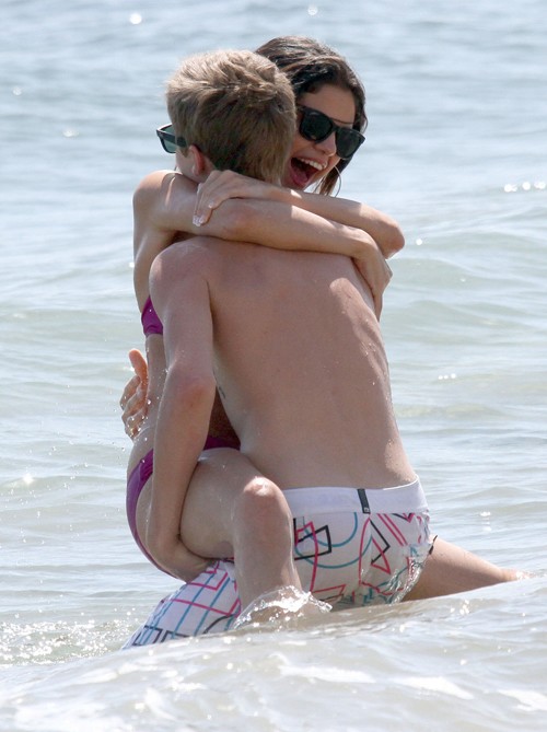 selena gomez and justin bieber beach. selena gomez and justin bieber