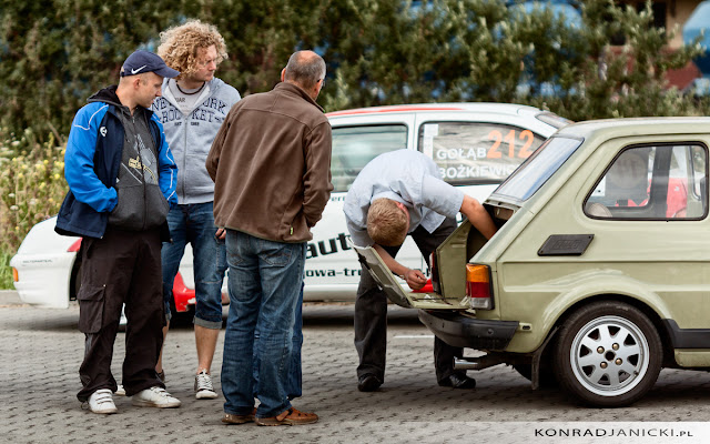 Fotografia motoryzacyjna - Gdyński Rajd Historyczny 2012 - maluch naprawa