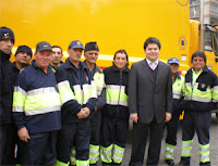 El concejal Calderón departiendo con los trabajadores del aseo de la ciudad de Santiago