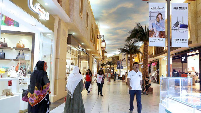 Dubai Mall là một trung tâm thương mại khổng lồ với hơn 1.200 cửa hàng, trên 200 nhà hàng và quán café cùng hồ cá, sân trượt băng và đài phun nước. Nhưng nếu bạn muốn tránh đám đông, bạn hãy làm như người dân địa phương làm và ghé thăm Trung tâm thương mại Emirates Mall. Khi bạn đã mua sắm đủ đồ, bạn hãy nghỉ ngơi tại Après - một nhà nghỉ bằng gỗ trượt tuyết sang trọng. Nhâm nhi một ly rượu vang và xem trượt tuyết tại Ski Dubai là những trải nghiệm bạn không nên bỏ qua.