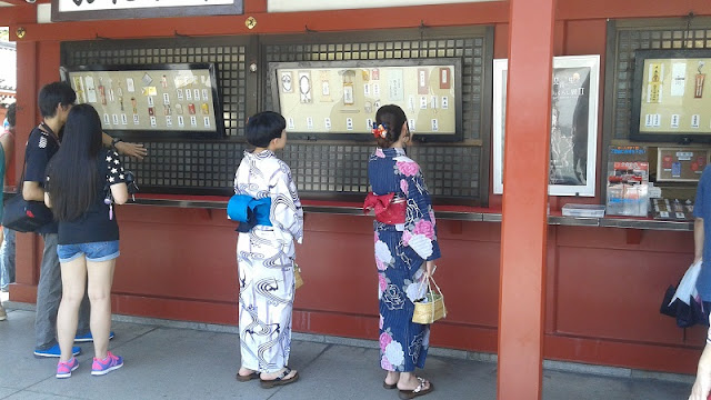 Jovenes niponas a la entrada del Templo Senso-ji