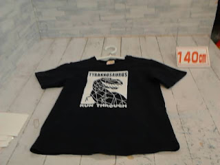中古品　子供服　１４０ｃｍ　ティラノサウルスプリント　ブラック　半袖Tシャツ　２２０円