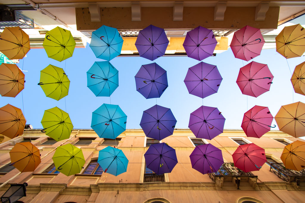 Ombrelli colorati in via Giacomo Matteotti ad Iglesias