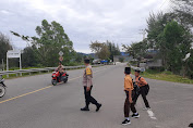 Wujud Pelayanan Polri, Personel Polsek Sampoiniet menyebrangi Anak Sekolah di Strong Point Pagi