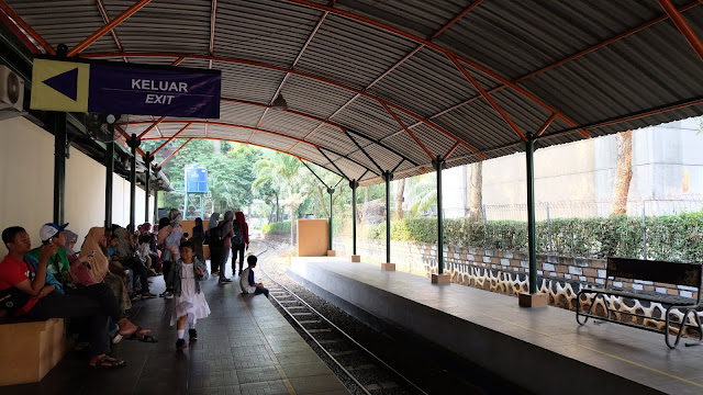 Kereta Api Mini TMII Wahana Asik di TMII