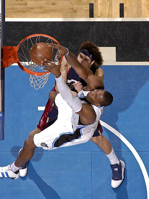 kobe bryant dunks on dwight howard. dwight howard dunking on kobe