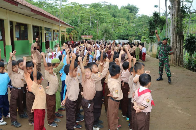  Begini Cara Prajurit Yonif Raider 323 Kostrad Sukabumi Memperlihatkan Kemanunggalan TNI - Rakyat 