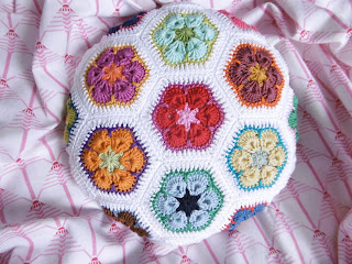 https://www.myboshi.net/anleitungen/handarbeit-anleitungen-zum-download/home-deko/kissen/african-flower-hexagonkissen-rund.html