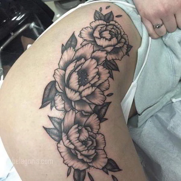 imagen de una mujer sexy con tatuaje en el muslo