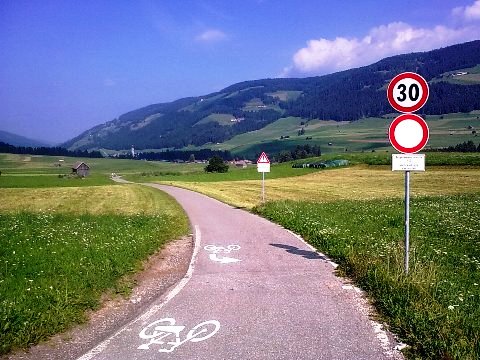 Particolare della segnaletica della ciclabile San Candido - Brunico