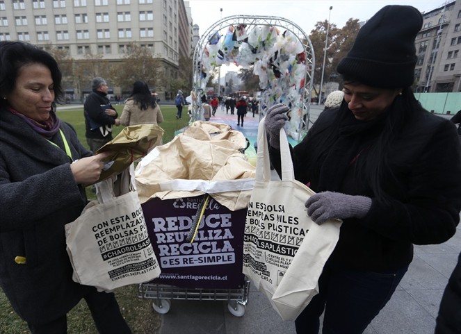 Comienza a regir la restricción a la entrega de las bolsas plásticas en el comercio nacional