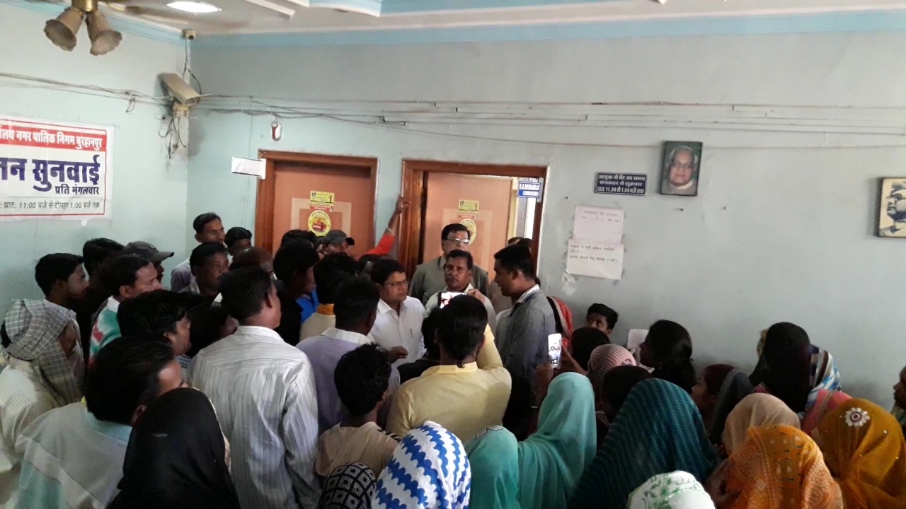 सफाई कर्मचारियों का रविवार अवकाश यथावत रहेगा। निगमायुक्त  -  श्री भूमरकर*