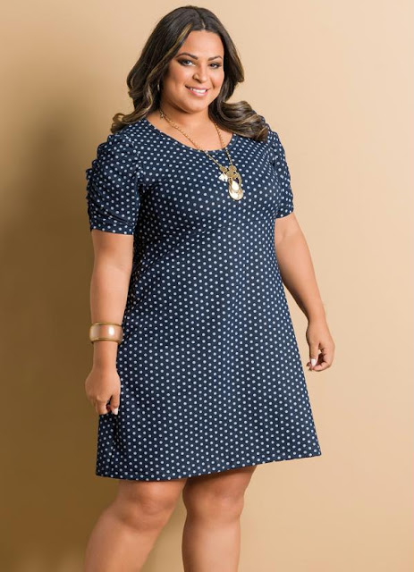 vestido de bolinha plus size