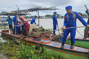  BERSAMA KOMUNITAS PEDULI DANAU SIPIN, PERSONEL DITPOLAIRUD POLDA JAMBI BERSIHKAN ALIRAN AIR SUNGAI DI DANAU SIPIN KOTA JAMBI