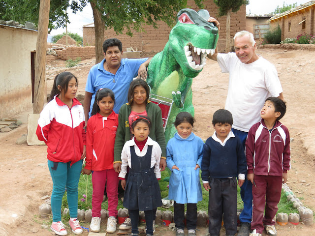 Endlich ist der Dinosaurier in der Grundschule fertig geworden auch die Pfarrei hat Farbe gestiftet