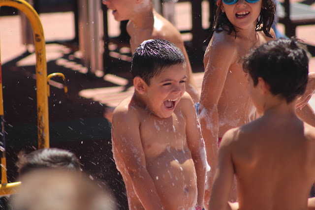 El sol y el calor convierten el baño de espuma en una fiesta en Retuerto