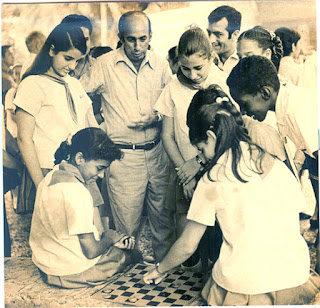 Visita de Machado Ventura al Palacio de Pioneros, en el año 1974. Foto: Archivo de Juventud Rebelde.