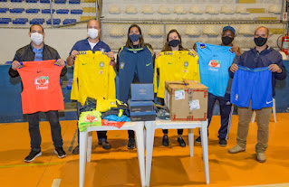 Secretário de Esporte Gustavo Lopes e equipe com parte dos materiais doados