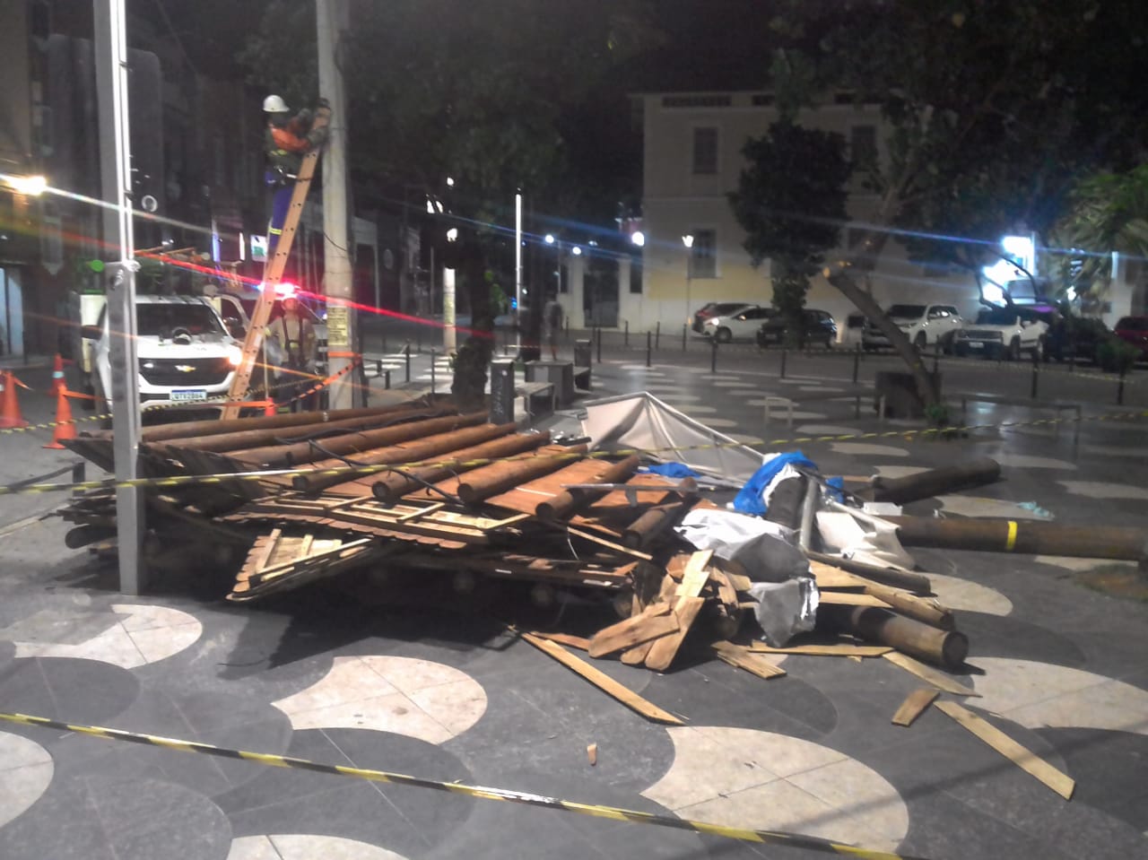 Susto na praça: Quiosque de venda de beiju desaba no Largo de Sant`Ana