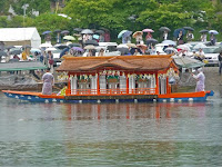 大堰川の船上の“神霊”御座船（ござぶね）に乗り移った。