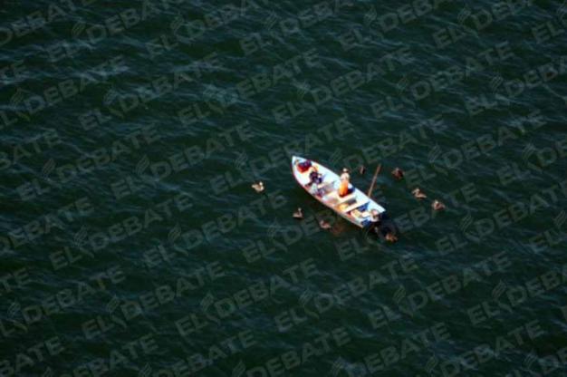 Rescatan a dos pescadores náufragos en Topolobampo