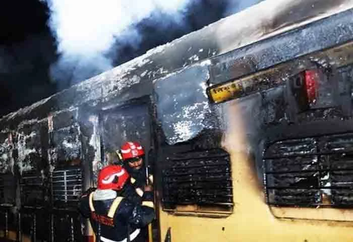Kannur, News, Kerala, Train, Fire, Bogie, Railway station, Kannur: Bogie of train stopped at railway station caught fire.
