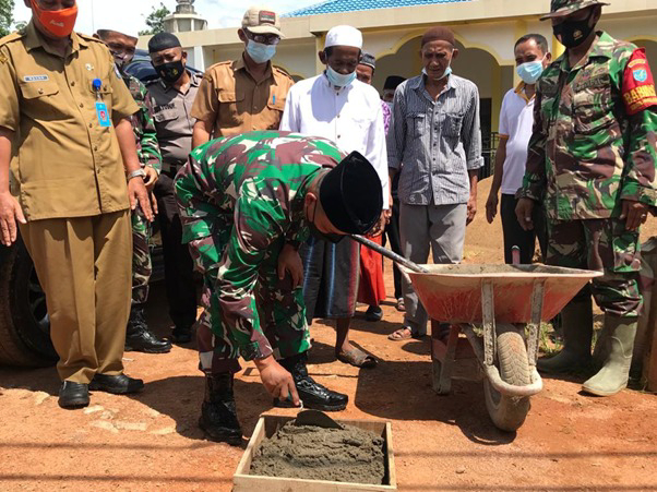 Peletakan Batu Pertama di Lokasi TMMD Ke-111 Desa Kuala Mandor B