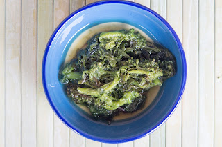 Foto di cime di rapa stufate. Piatto contadino della tradizione pugliese. semplice e gustoso da servire come contorno.