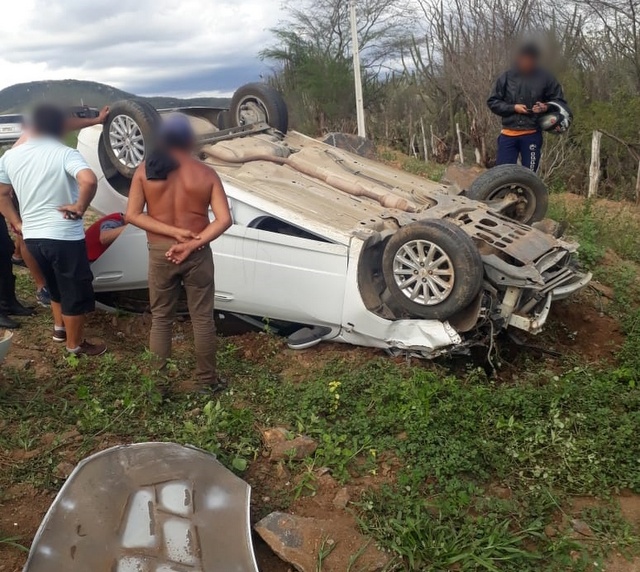 Carro capota na PE-160, próximo a Santa Cruz do Capibaribe