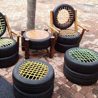 Sillas, asientos y mesas hechos con neumáticos reciclados