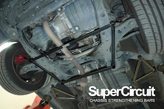 Toyota Alphard ANH10 undercarriage with the SUPERCIRCUIT Front Lower Brace installed.